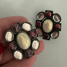 Charger l'image dans la galerie, Sublimes boucles d’oreilles clips vintage signées Poggi, Paris
