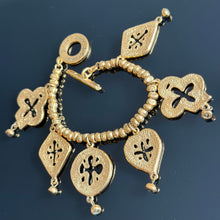 Charger l'image dans la galerie, Joli bracelet vintage couture en métal doré signé Jean-Louis Scherrer
