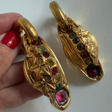 Load image into Gallery viewer, Belles boucles clips pendantes en résine dorée signées Kalinger
