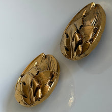 Charger l'image dans la galerie, Grosses boucles clips vintage couture motif feuilles signées Kalinger
