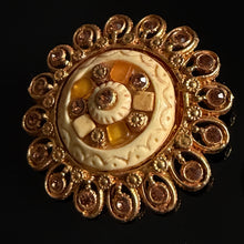 Load image into Gallery viewer, Grosse broche vintage couture dorée et résine écrue signée Kalinger

