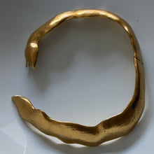 Charger l'image dans la galerie, Sublime et iconique collier vintage serpent doré signé YSL
