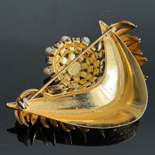Load image into Gallery viewer, Belle et rare broche signée Dior 1965
