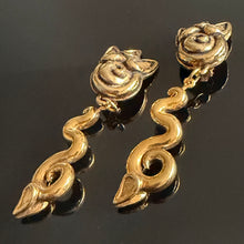 Load image into Gallery viewer, Grandes boucles clips pendantes en résine dorée signées TMB
