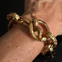 Charger l'image dans la galerie, Très beau bracelet vintage style gourmette en métal doré signé Kalinger
