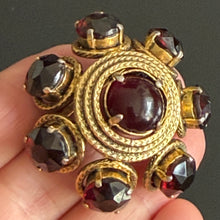 Charger l'image dans la galerie, Belle broche ancienne métal doré et cabochons rouge grenat Dior 1962
