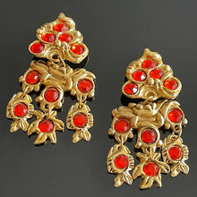 Charger l&#39;image dans la galerie, Rares et sublimes boucles clips pendantes oversize métal doré et strass rouges signées Kalinger
