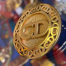 Charger l'image dans la galerie, Belle broche vintage logo CD en métal doré
