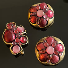 Charger l&#39;image dans la galerie, Rare et belle parure Kalinger avec gros cabochons de verre en camaïeu de roses et violines
