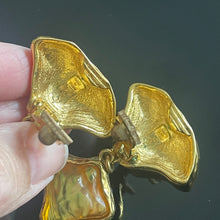 Charger l&#39;image dans la galerie, Rares et belles boucles longues YSL par Goossens métal doré et résine jaune
