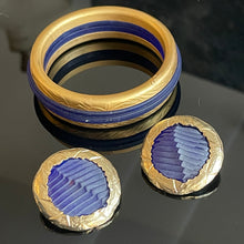 Charger l'image dans la galerie, Parure vintage boucles d’oreilles + bracelet Montana en metal doré résine bleue
