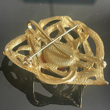 Charger l&#39;image dans la galerie, Rare et belle broche / pendentif cœur vintage couture en métal doré avec cabochon de résine rouge signée YSL

