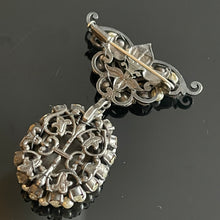 Charger l&#39;image dans la galerie, Belle broche ancienne avec cabochon de verre en pendant
