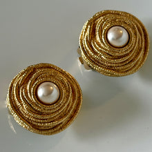 Charger l'image dans la galerie, Jolies boucles clips vintage signées Christian Dior Germany
