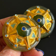 Charger l'image dans la galerie, Grosses boucles clips rondes en résine acidulée signées Kalinger
