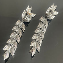 Charger l&#39;image dans la galerie, Rares longues boucles d’oreilles épis de blé Goossens pour YSL
