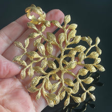 Charger l&#39;image dans la galerie, Grand pendentif vintage couture motif feuillage signé Guy Laroche
