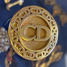 Charger l'image dans la galerie, Belle broche vintage logo CD en métal doré

