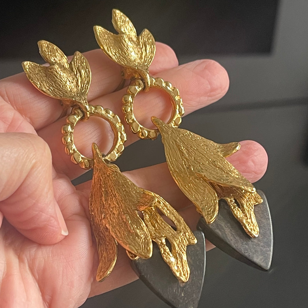 Belles et rares boucles longues pendantes métal doré et ébène signées YSL