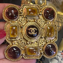 Charger l&#39;image dans la galerie, Belle broche (et pendentif) signée Chanel en métal doré avec cabochons de résine colorée
