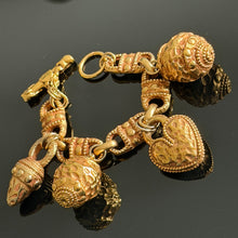 Charger l'image dans la galerie, Sublime bracelet vintage couture en résine dorée signé Kalinger
