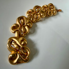 Charger l'image dans la galerie, Joli bracelet vintage couture en métal doré signé Kalinger
