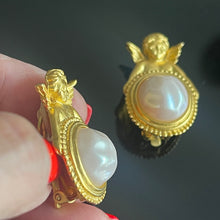Charger l&#39;image dans la galerie, Belles boucles vintage motif angelots signées Karl Lagerfeld

