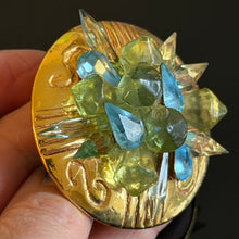 Charger l'image dans la galerie, Sublime broche en résine dorée, résine verte et pierres bleues signée Kalinger
