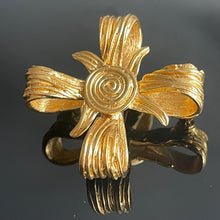 Charger l&#39;image dans la galerie, Belle broche vintage noeud n métal doré signée YSL
