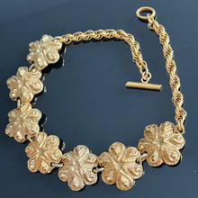 Load image into Gallery viewer, Beau et rare collier vintage couture fleurs en résine dorée signé Satellite
