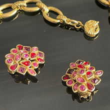Charger l&#39;image dans la galerie, Jolie parure collier et boucles camaïeu pierres roses signée YSL

