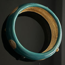 Charger l&#39;image dans la galerie, Sublime et rare bracelet vintage signé Balenciaga en métal doré et émaillé avec petits cabochons de verre
