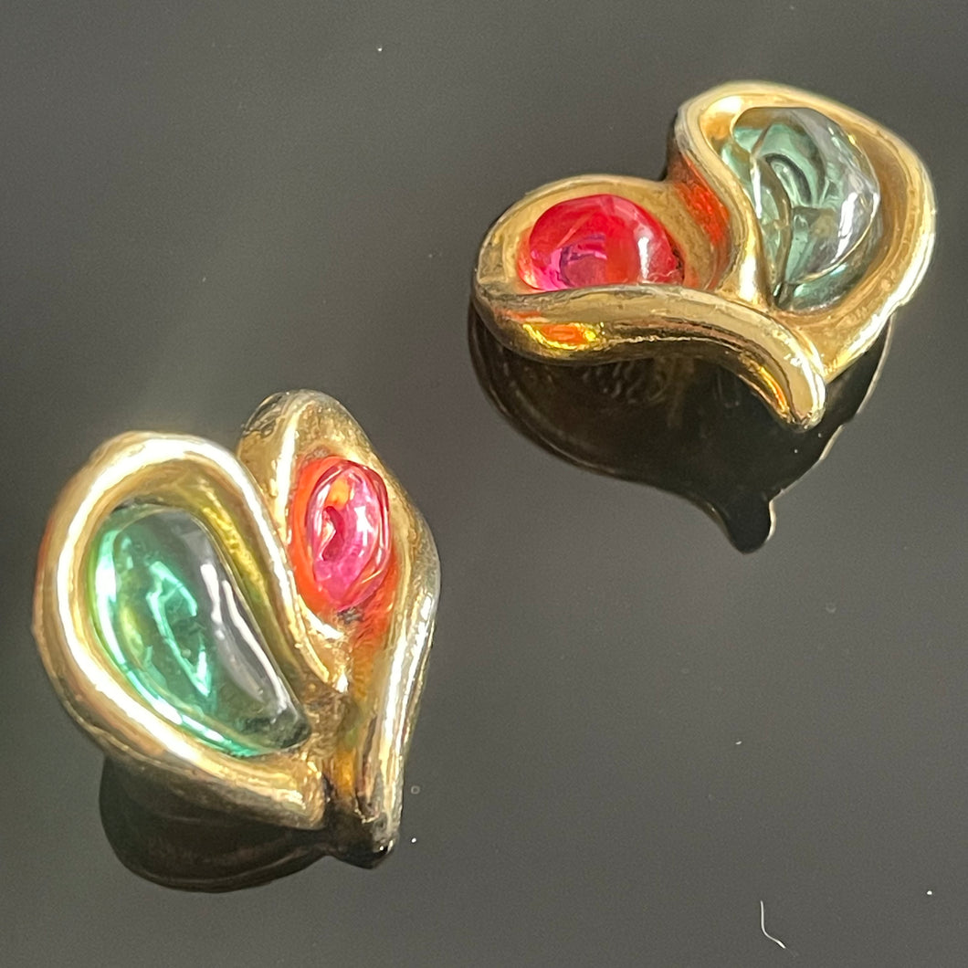 Jolies boucles d’oreilles clips cœur vintage en métal doré et résine signées Ungaro