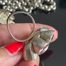 Charger l&#39;image dans la galerie, Parure collier + bague en métal argenté et pierres de couleur signée Alexis Lahellec
