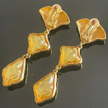 Charger l&#39;image dans la galerie, Rares et belles boucles longues YSL par Goossens métal doré et résine jaune
