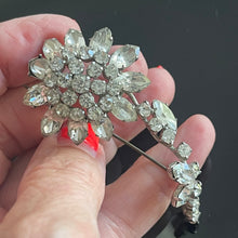 Charger l&#39;image dans la galerie, Belle broche fleur ancienne années 50 style Dior
