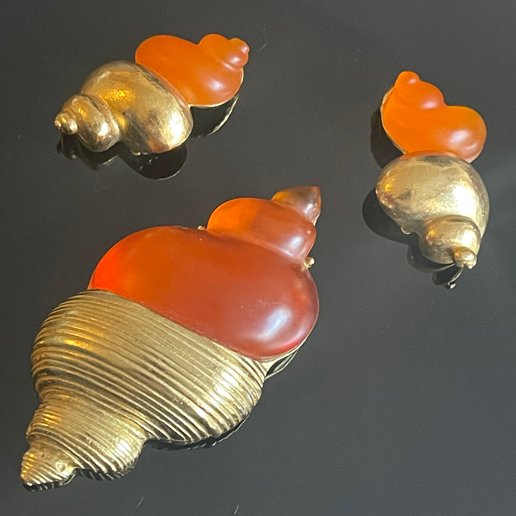 Belle et rare parure Christian Dior par Goossens, modèle coquillages en résine orange