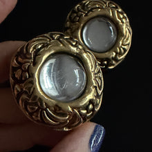 Charger l'image dans la galerie, Belles boucles résine dorée et cabochons de verre miroir signées Jacky de G
