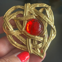 Charger l&#39;image dans la galerie, Rare et belle broche / pendentif cœur vintage couture en métal doré avec cabochon de résine rouge signée YSL
