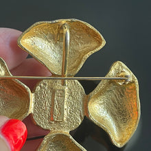 Charger l'image dans la galerie, Jolie broche vintage couture signée YSL métal doré et résine bleue
