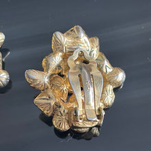 Charger l&#39;image dans la galerie, Jolie parure collier et boucles camaïeu pierres roses signée YSL
