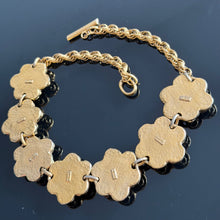 Load image into Gallery viewer, Beau et rare collier vintage couture fleurs en résine dorée signé Satellite
