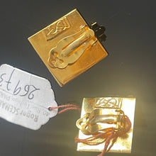 Charger l&#39;image dans la galerie, Belles boucles anciennes métal doré et verre Scemama pour YSL
