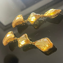 Charger l&#39;image dans la galerie, Rares et belles boucles longues YSL par Goossens métal doré et résine jaune
