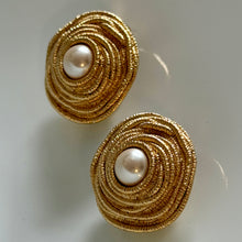 Charger l'image dans la galerie, Jolies boucles clips vintage signées Christian Dior Germany
