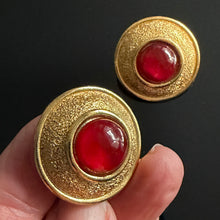 Charger l'image dans la galerie, Belles boucles clips vintage couture signées Guy Laroche
