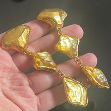 Charger l&#39;image dans la galerie, Rares et belles boucles longues YSL par Goossens métal doré et résine jaune
