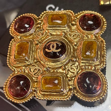 Charger l&#39;image dans la galerie, Belle broche (et pendentif) signée Chanel en métal doré avec cabochons de résine colorée
