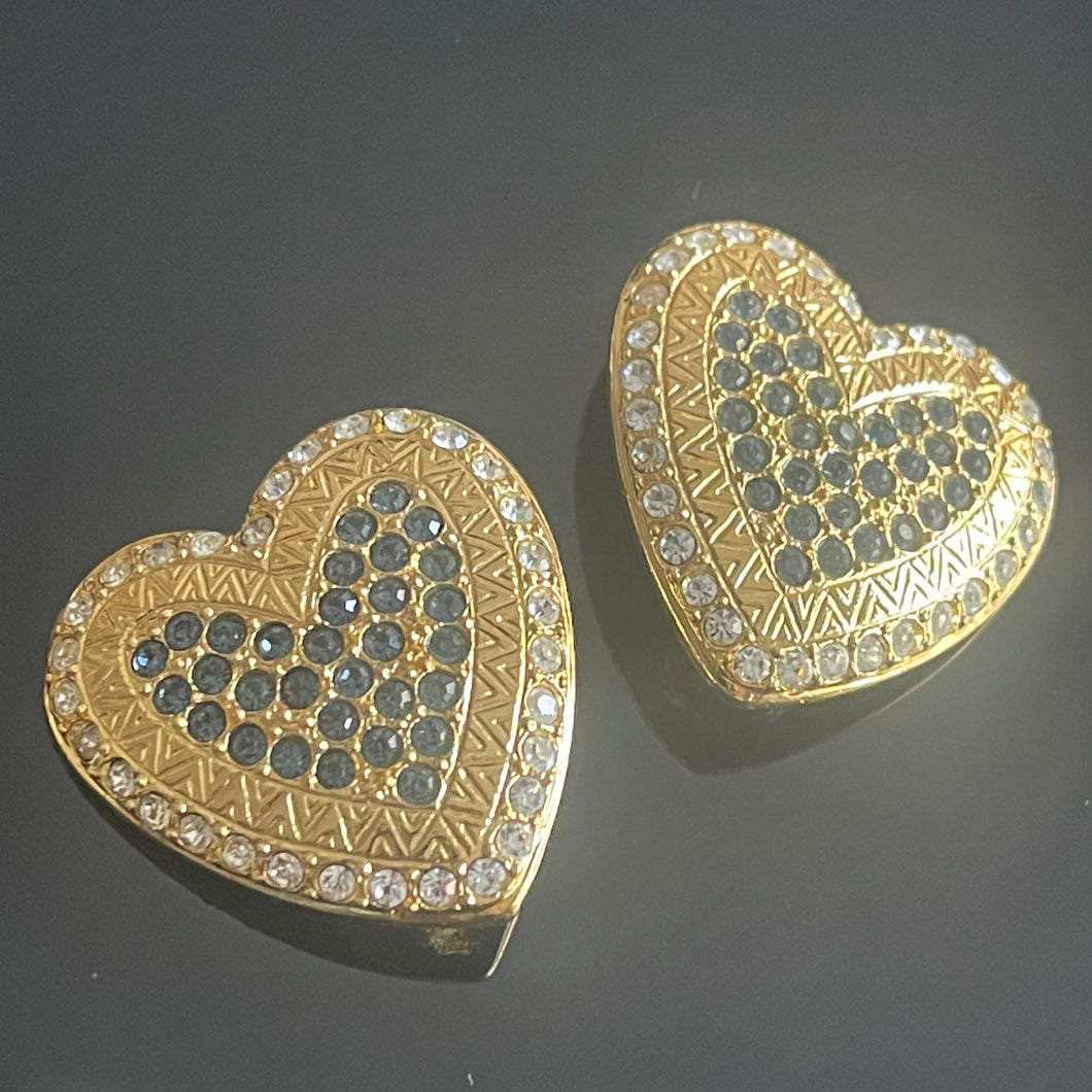 Belles et rares boucles clips cœurs avec pierres bleues et blanches signées Yves Saint Laurent