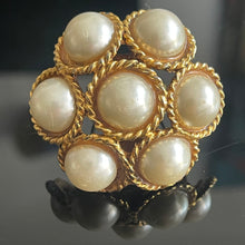 Charger l&#39;image dans la galerie, Belle et grosse bague en métal doré avec perles (synthétiques) en cabochons
